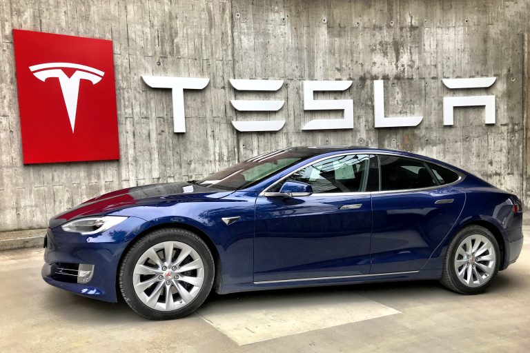 Tesla Tarafından Güncelleme Geldi: Otonom Arabalar Yanlış Zamanda Yanlış Şeyi Yapabilir!