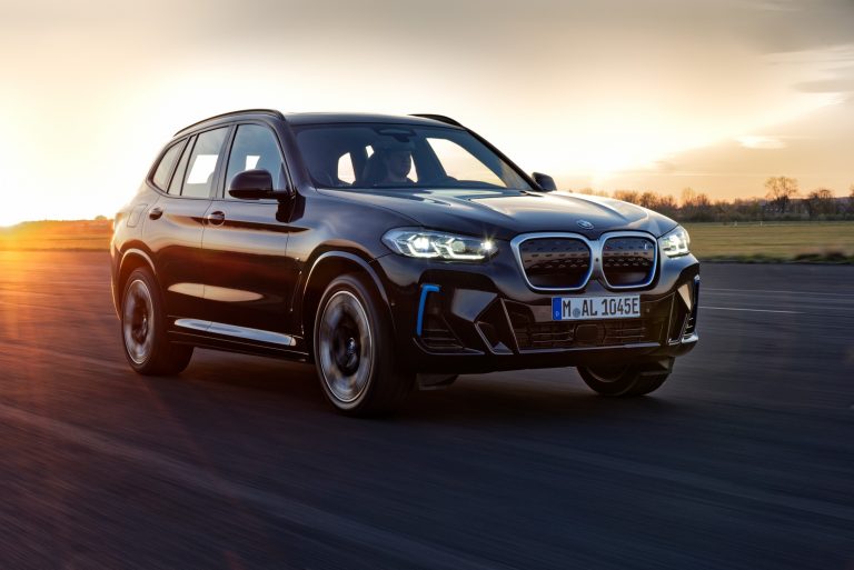 BMW Elektrikli Otomobillerini Görücüye Çıkardı