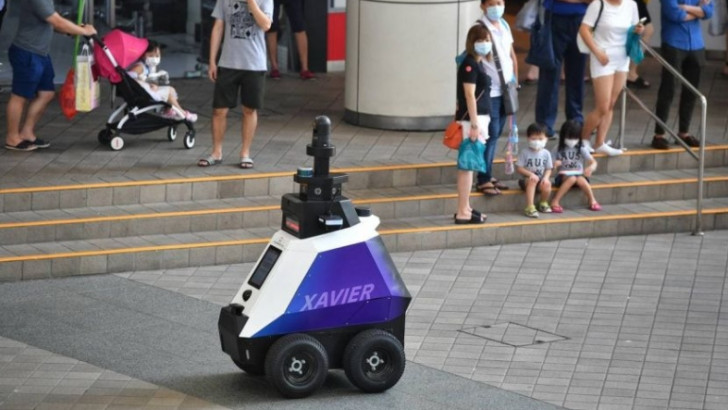 Güvenlik Robotu Xavier Singapur’da Devriyeye Başladı